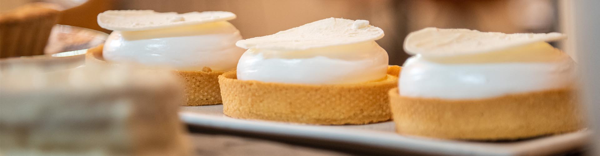 Tarta con crema de limón y merengue