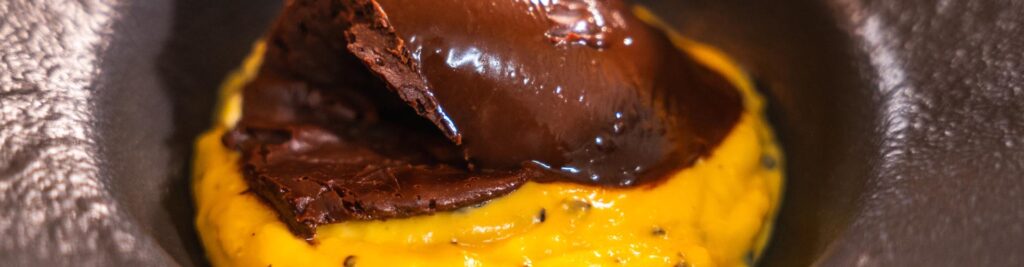 Crema de maracuyá y húmedo de chocolate