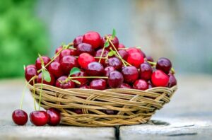 La fruta que mejora el sueño por su contenido de melatonina y ayuda a descansar mejor durante la noche