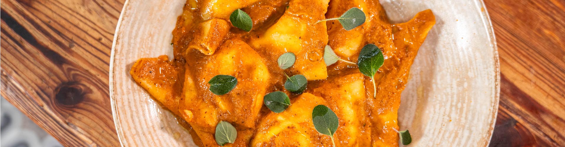 Triángulo de ricota con salsa de tomates asados